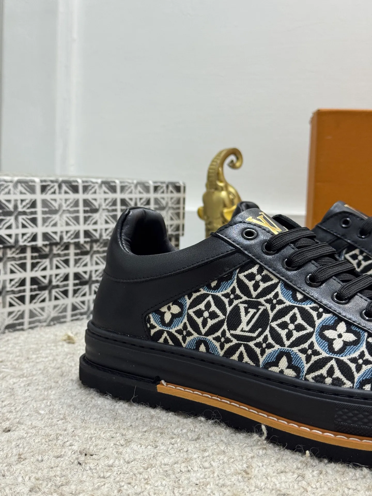 Men's shoes 💰400 [New style] 🌂🌂Top original order - Louis Vuitton®️ Trendy and fashionable yet low-key men's casual shoes, uppers made of cowhide leather stitched with LV special canvas presbyopia, comfortable and breathable, mesh lining, original rubber outsole, 2 colors optional~a must-have for stylish men. Size: 38-44 (45 customized